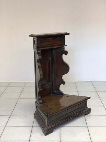 Inginocchiatoio lombardo noce . Inizio XVIII secolo