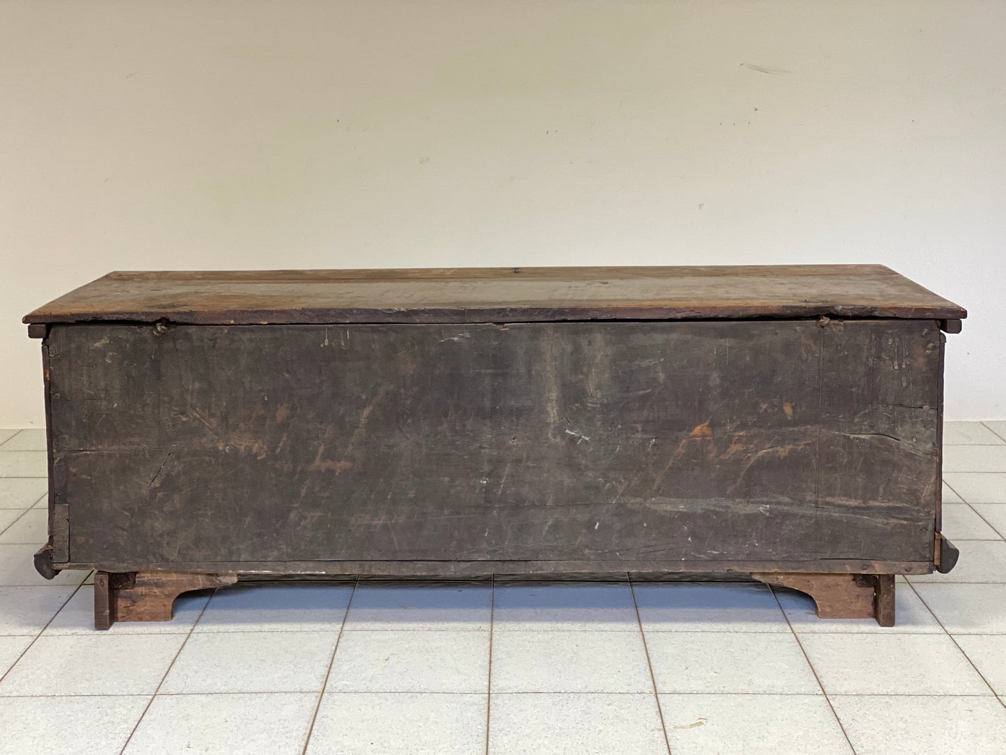 Chest carved in Lombard walnut from Brescia. Early 17th century