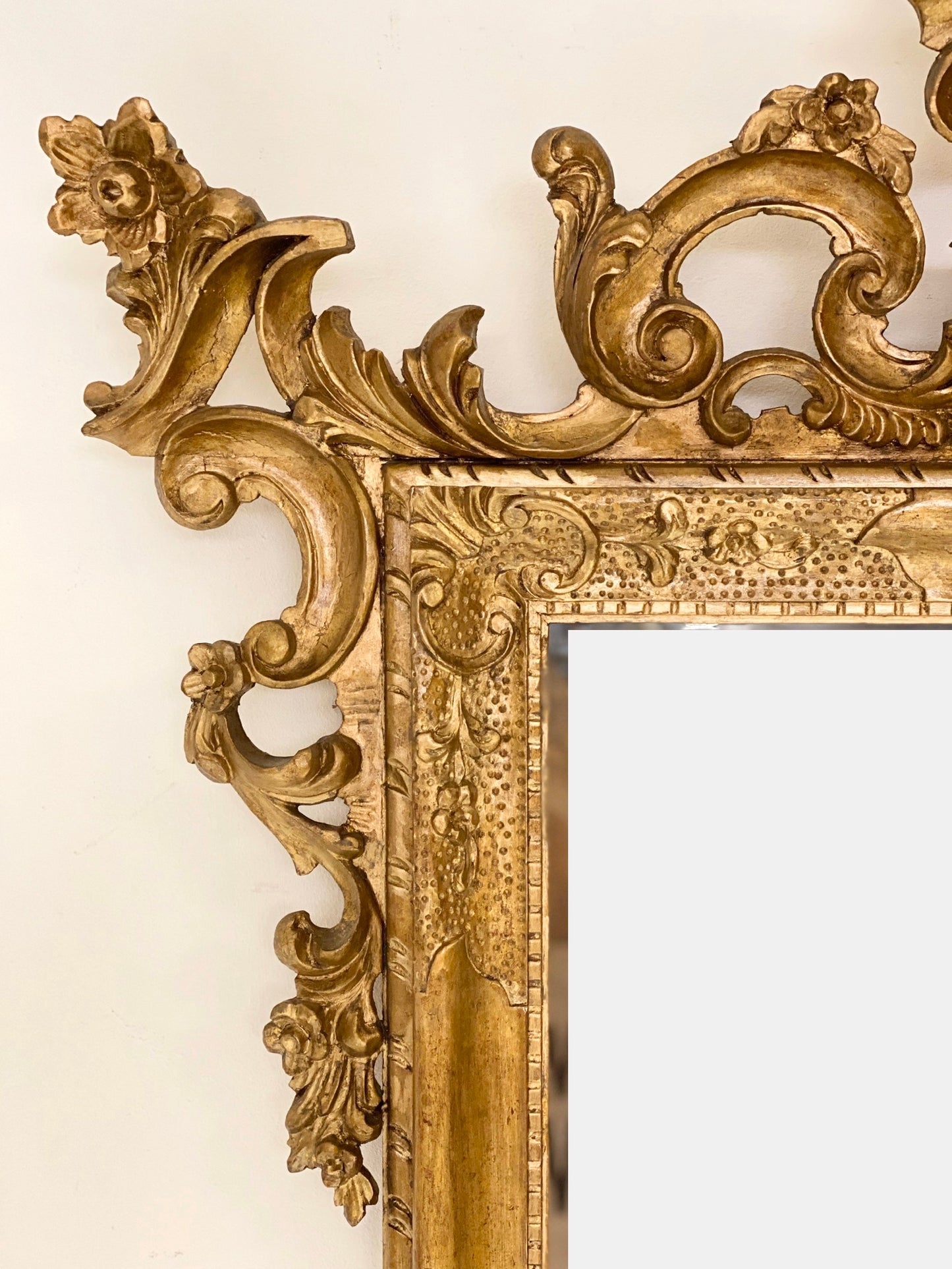 Venetian mirror in carved gilded wood. Late 19th century