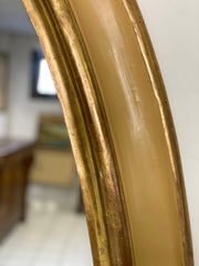 Grande specchiera ovale in lacca e oro . Marche XVIII secolo