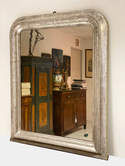Specchiera carlo X lombarda foglia argento . XIX secolo . Restaurata