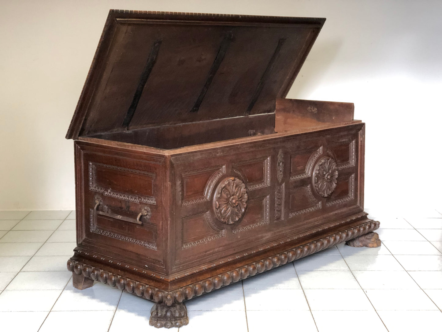 Walnut chest with rosettes. Turin, late 16th century