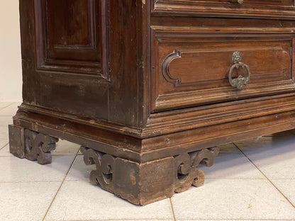 Lombard walnut chest of drawers. Brescia 17th century