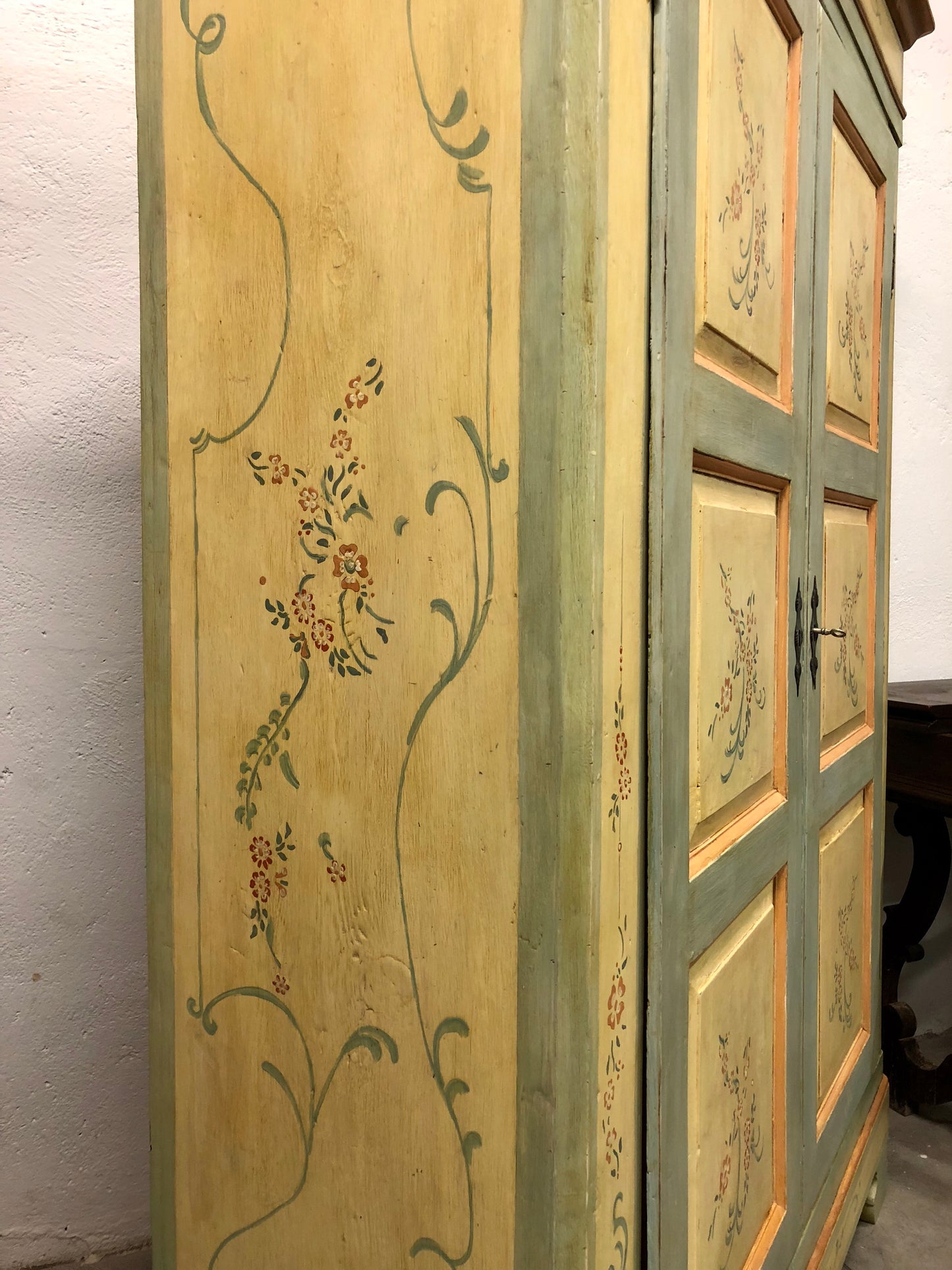 Lacquered and painted wardrobe. Early 19th century