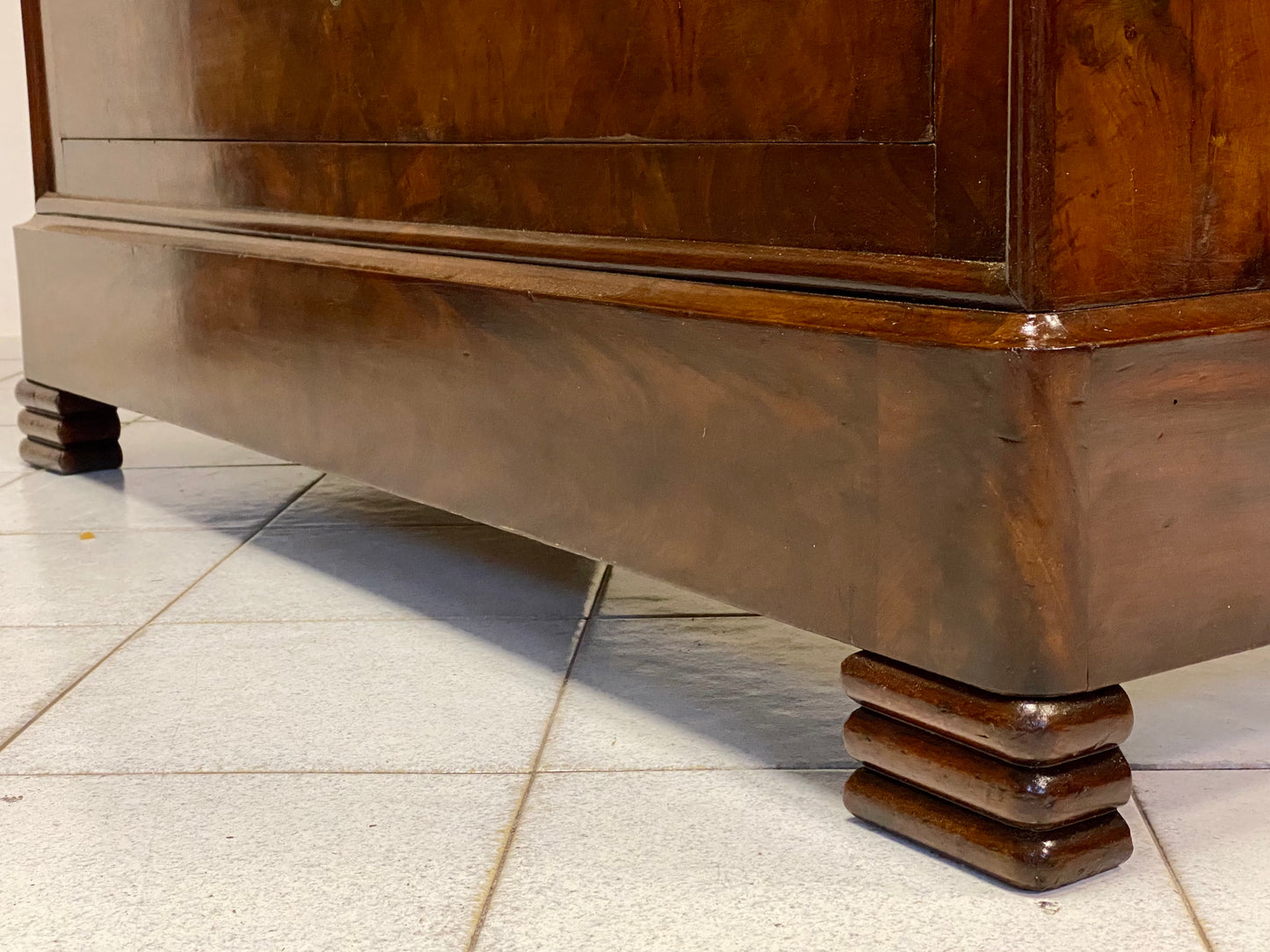 Charles X chest of drawers in mahogany feather. 19th century (restored)
