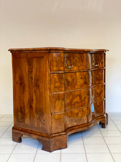 Credenza mossa sul fronte . Ferrara Luigi XIV fine 600