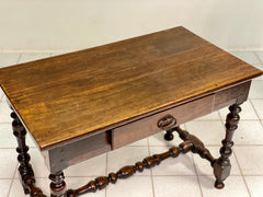 Tavolo a rocchetto in noce . Emilia inizio XVIII secolo