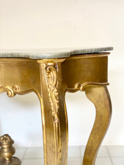 Console lombarda sagomata in legno intagliato e dorato. XIX secolo