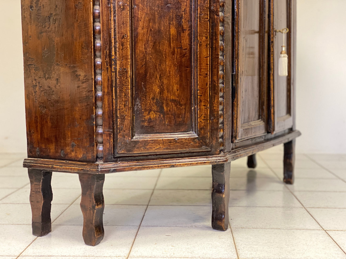 Credenza scantonata veneta .verona metà XVIII secolo