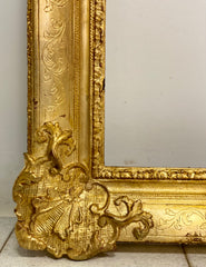 Grande cornice in legno intagliato dorato . XIX secolo