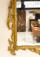 Specchiera in legno intagliato dorato a foglia . Venezia inizio XIX secolo