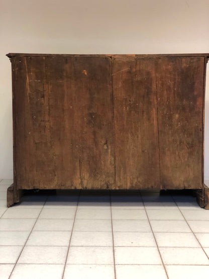 Walnut chest of drawers with cloverleaf. Genoa, 17th century