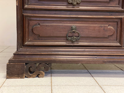 Lombard walnut chest of drawers. Brescia 17th century
