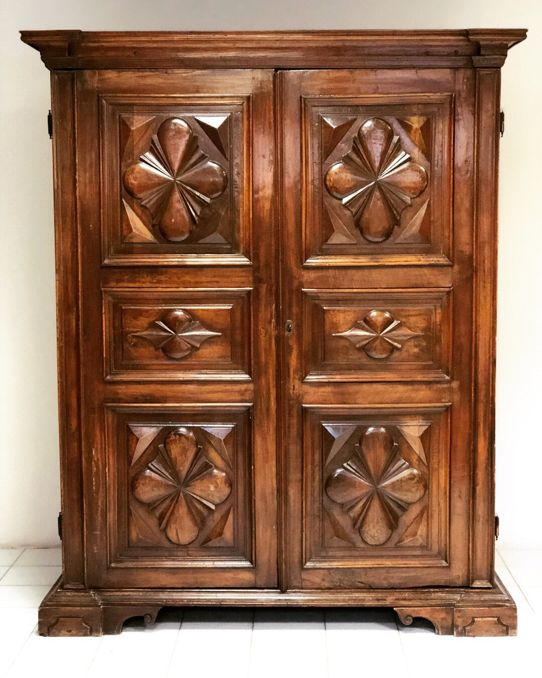 Walnut wardrobe with cloverleaf. Genoa 17th century