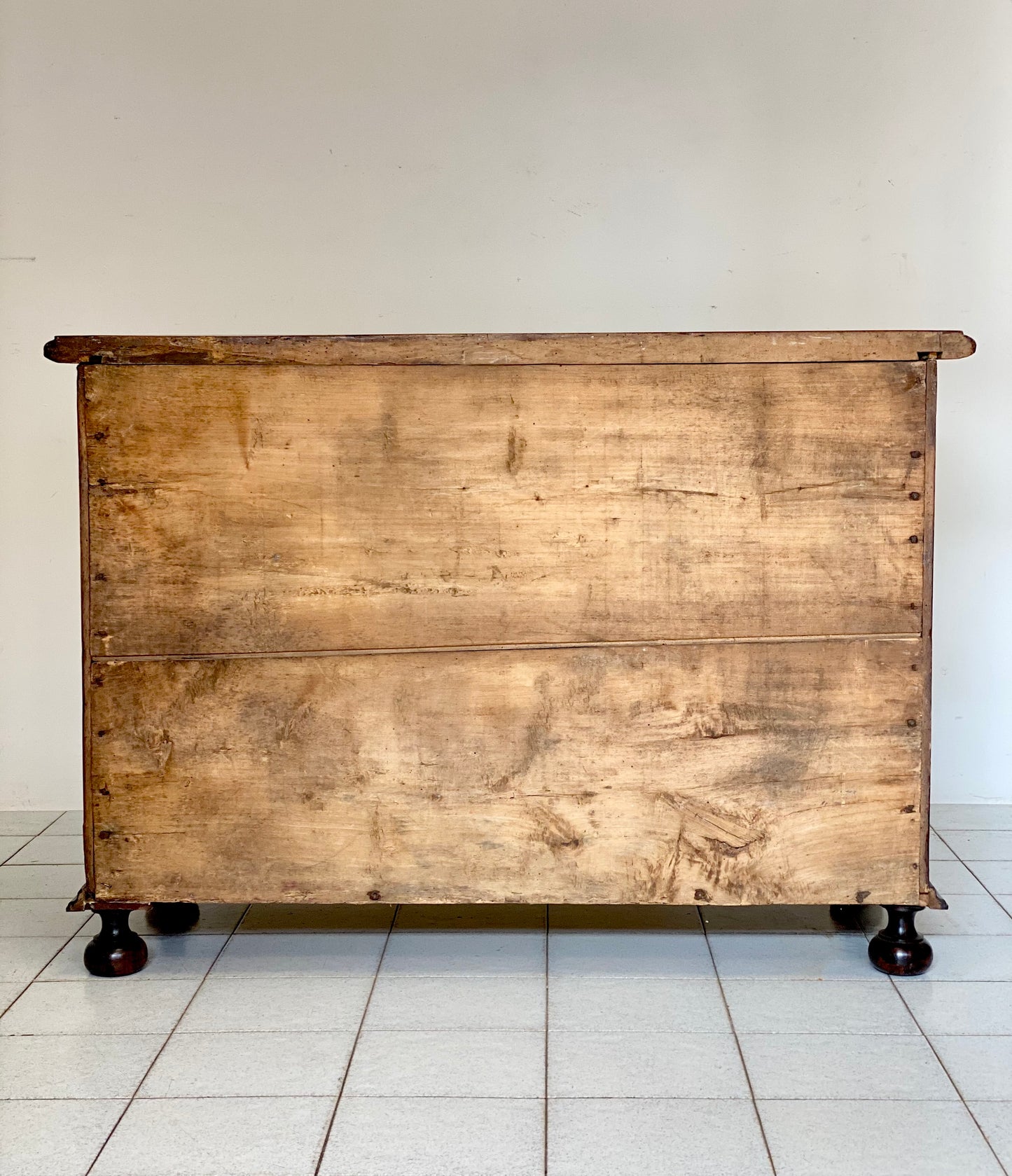 Chest of drawers in walnut and precious woods. Piedmont 17th century