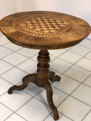 Tavolino di Rolo intarsiato con cassetto . Diametro 71 cm