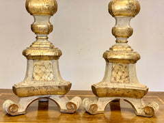 Coppia di candelieri in legno intagliato dorato . Marche Luigi XIV