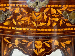 Mobiletto cassettone sagomato . Olanda XVIII secolo