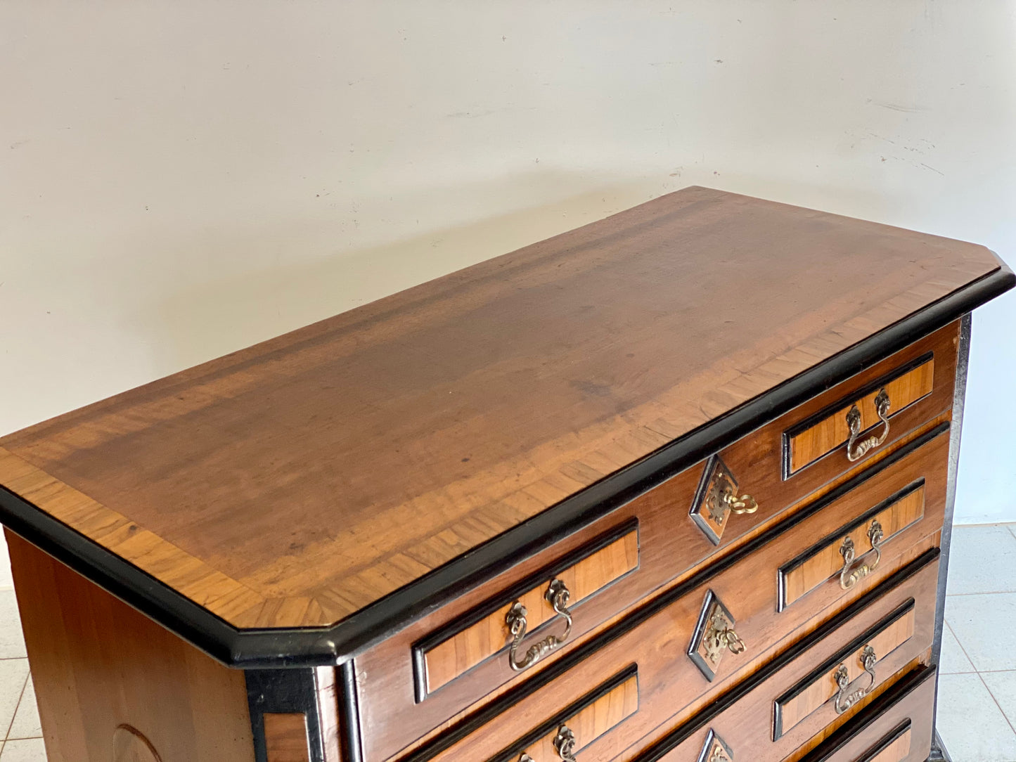 Chest of drawers in walnut and precious woods. Piedmont 17th century