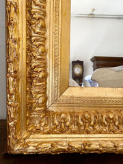 Specchiera dorata con cornice scolpita . XIX secolo