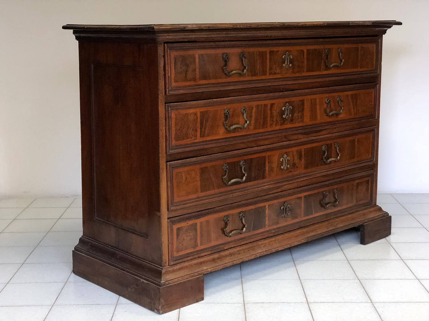 Walnut chest of drawers Modena Bologna. XVII century