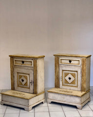 Coppia di inginocchiatoi laccati dipinti . XIX secolo