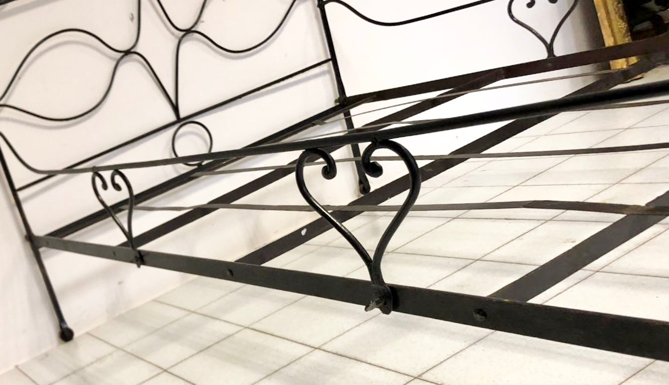 Letto in ferro battuto . XIX secolo