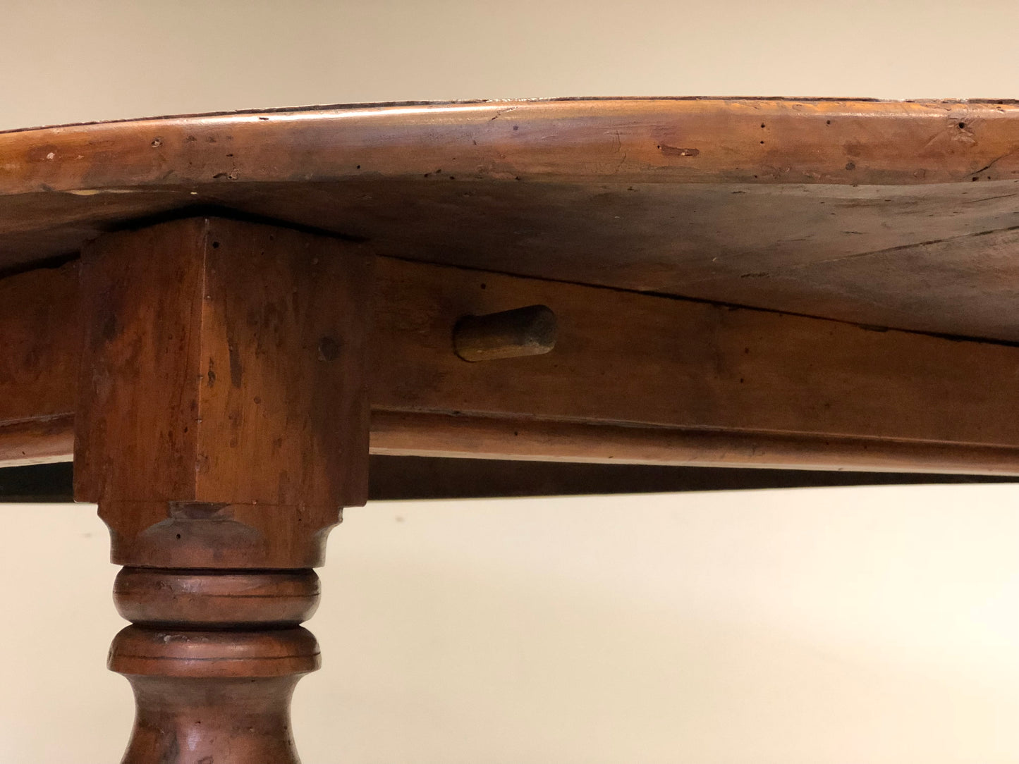 Walnut reel table. Emilia 18th century
