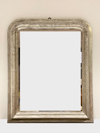 Specchiera carlo X lombarda foglia argento . XIX secolo . Restaurata