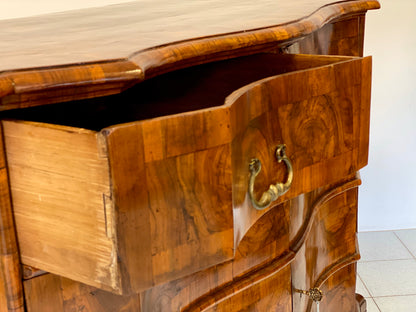Credenza mossa sul fronte . Ferrara Luigi XIV fine 600