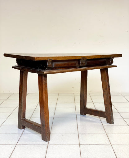 Walnut trestle table. Spain 17th century