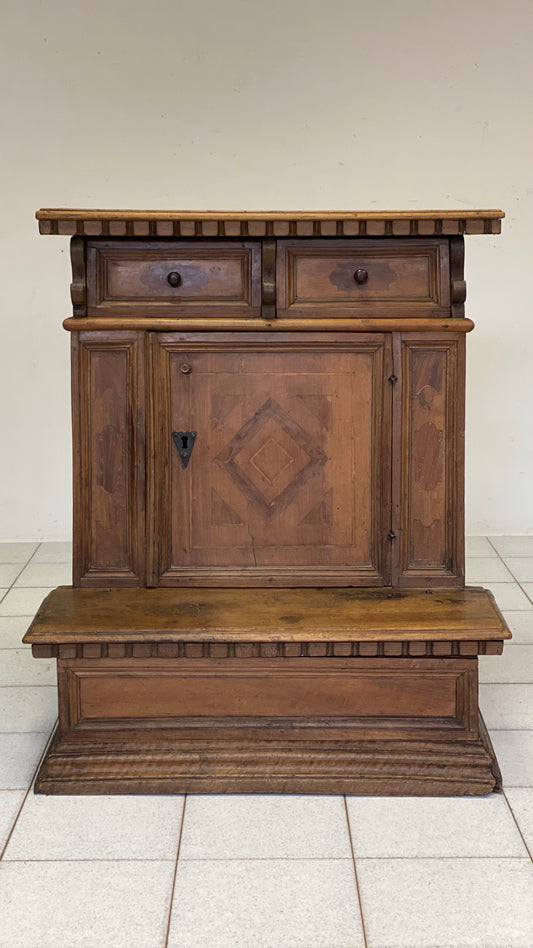 Lombard kneeler in walnut wood. 17th century