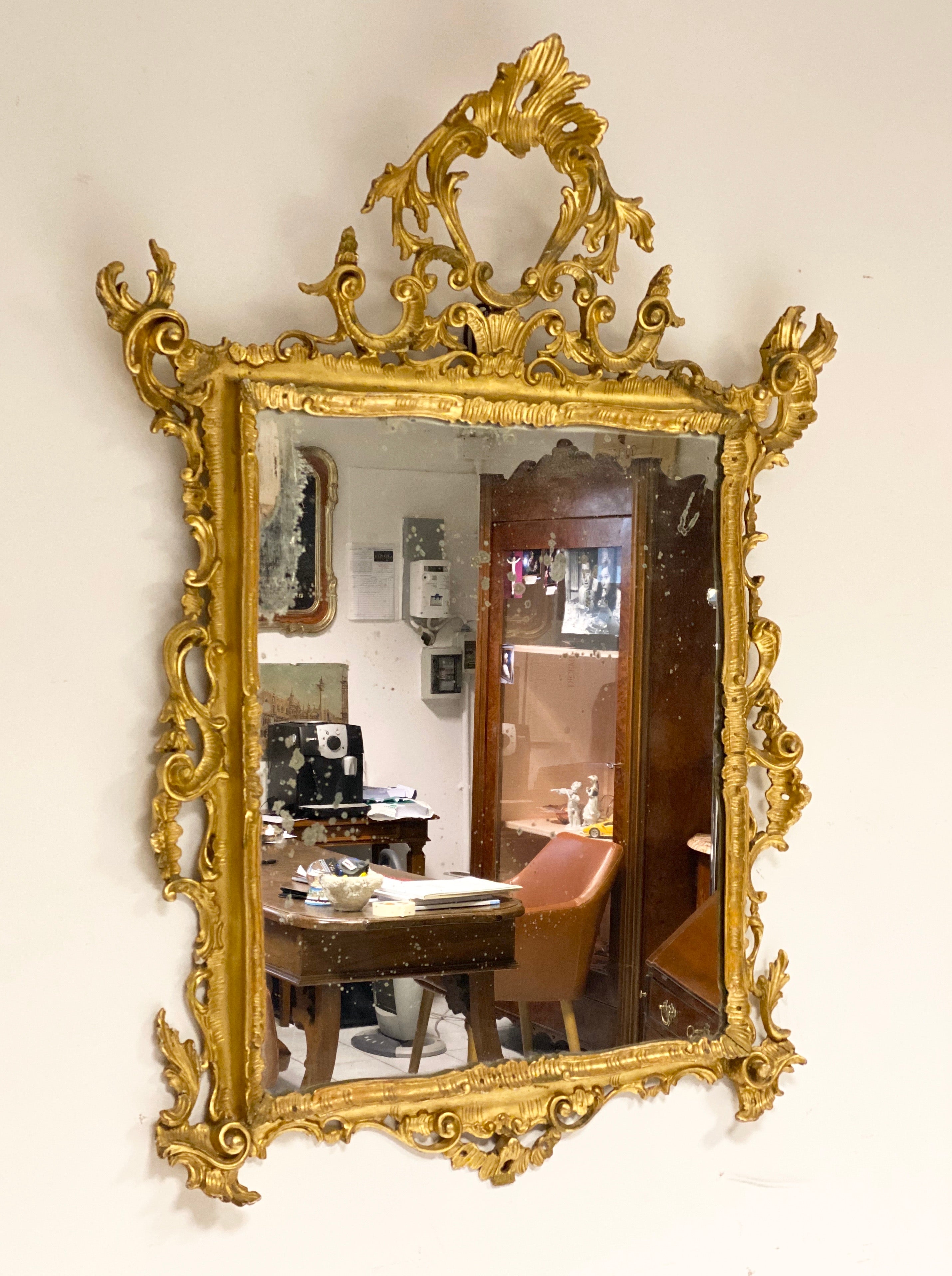 Specchiera in legno intagliato dorato a foglia . Venezia inizio XIX secolo