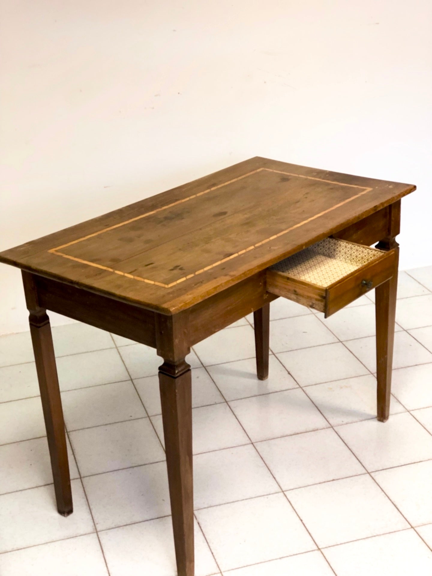 Louis XVI walnut table. Modena late 18th century