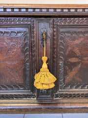 Cassapanca in noce intagliata intarsiata . Brescia inizio XVII secolo