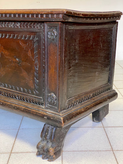 Cassapanca in noce intagliata intarsiata . Brescia inizio XVII secolo
