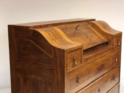 Walnut inlaid desk. Trento Louis XVI period