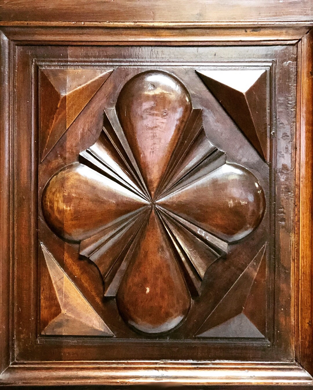 Walnut wardrobe with cloverleaf. Genoa 17th century