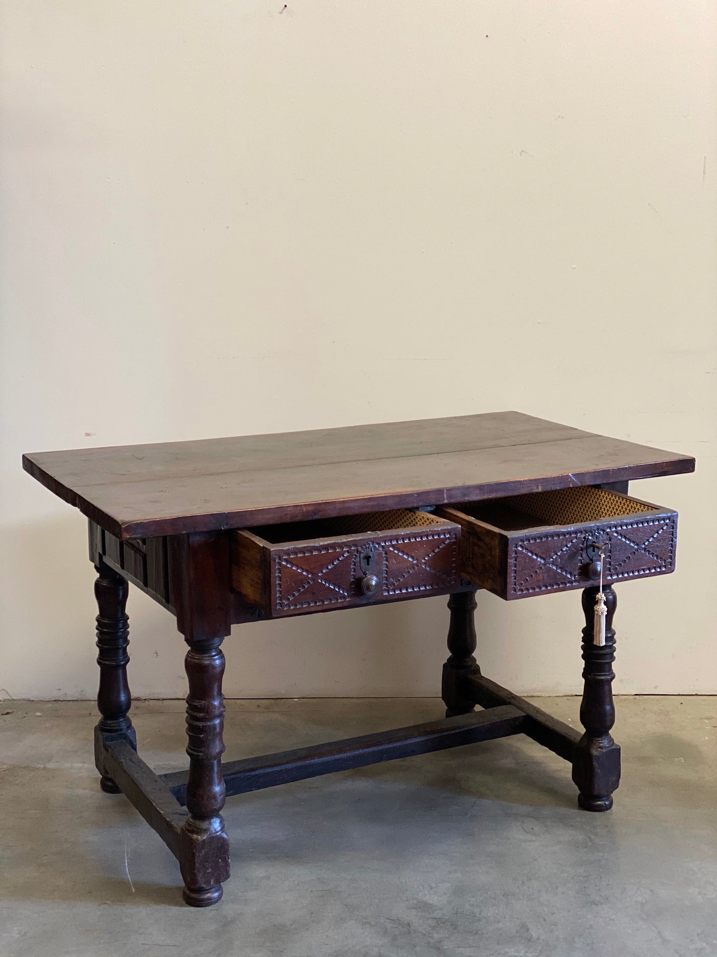 Walnut reel table. 17th century