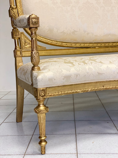 Carved and gilded sofa in gold leaf. Early 19th century