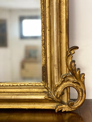 Specchiera Luigi Filippo lombarda in legno dorato e intagliato . XIX secolo