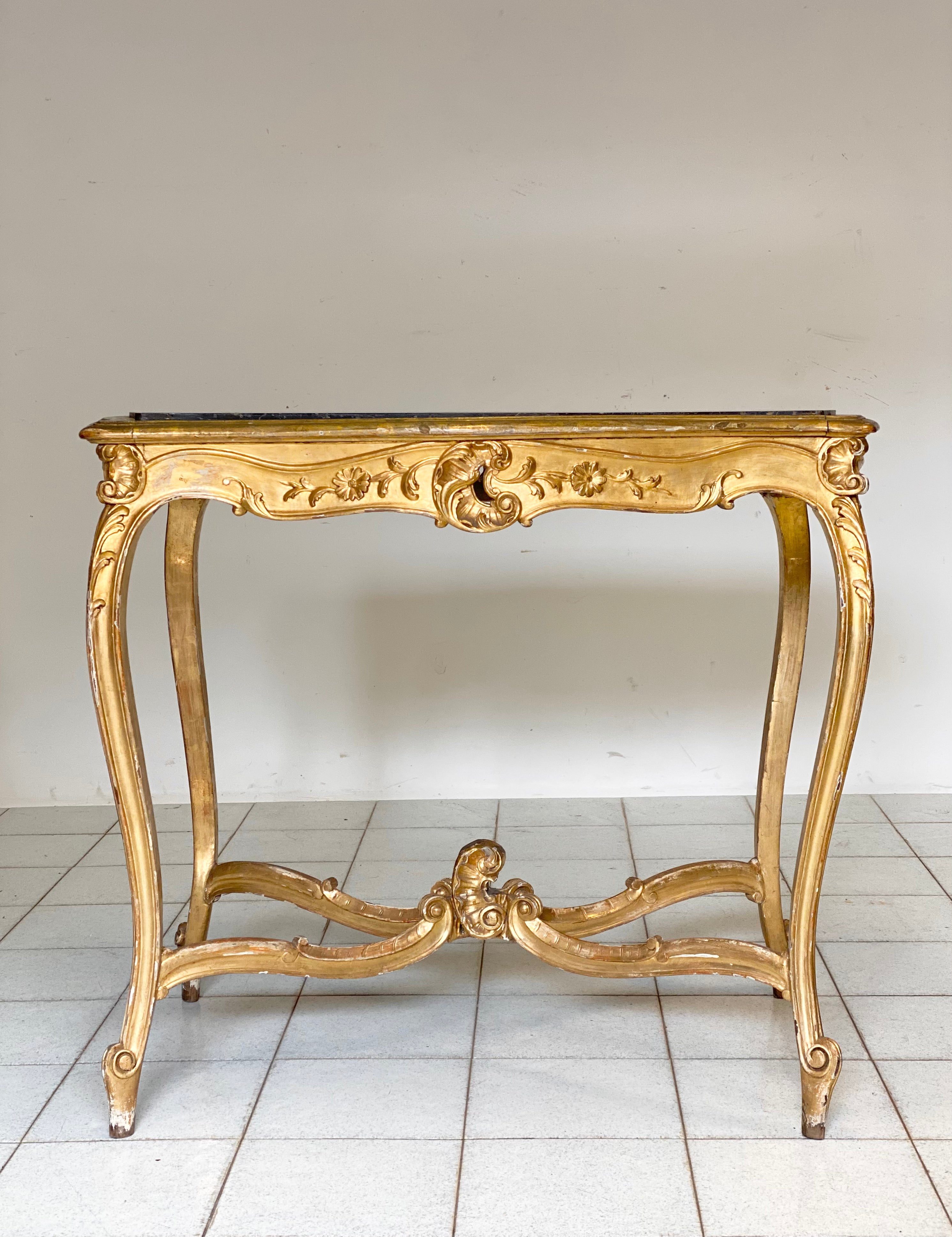 Consolle da centro intagliata e dorata . XIX secolo