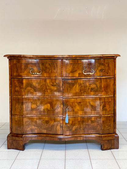 Credenza mossa sul fronte . Ferrara Luigi XIV fine 600