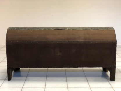 Baule con coperchio bombato . Venezia XVIII secolo