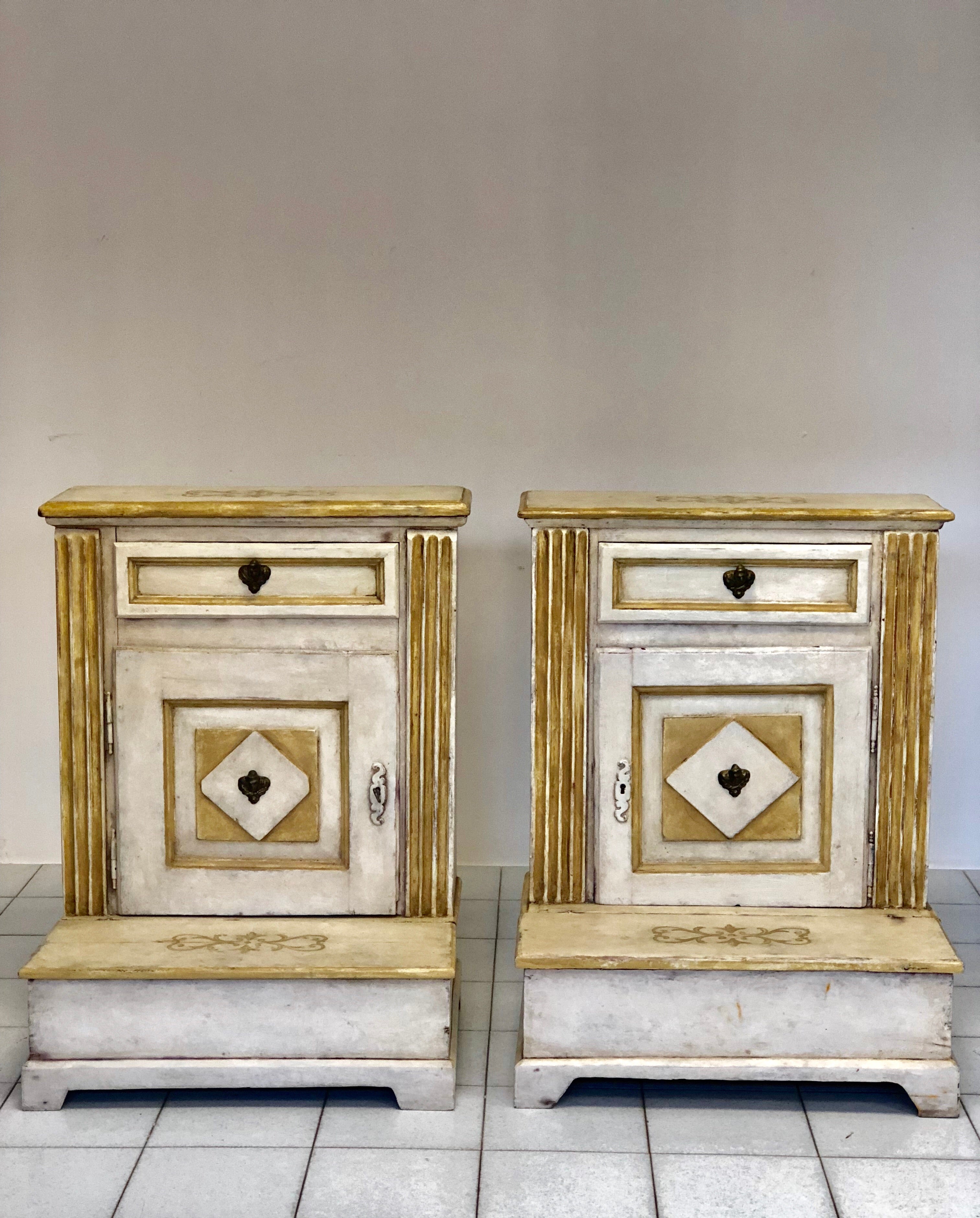 Coppia di inginocchiatoi laccati dipinti . XIX secolo