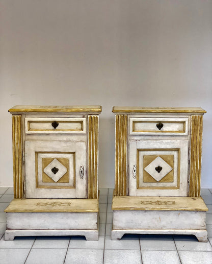 Coppia di inginocchiatoi laccati dipinti . XIX secolo
