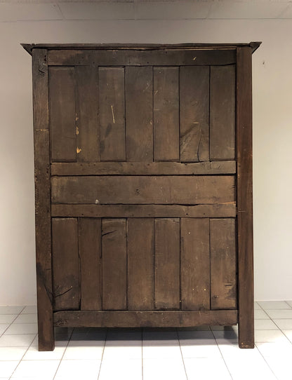 Armadio in noce punta di diamante . XVIII secolo