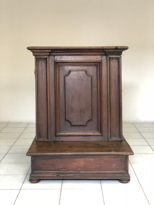Inginocchiatoio in noce Emiliano bolognese . XVII secolo