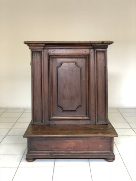 Inginocchiatoio in noce Emiliano bolognese . XVII secolo