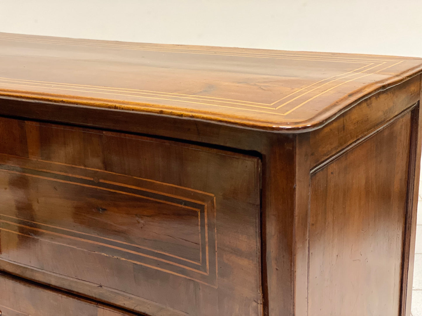 Chest of drawers shaped on the front. Emilia Louis XV.